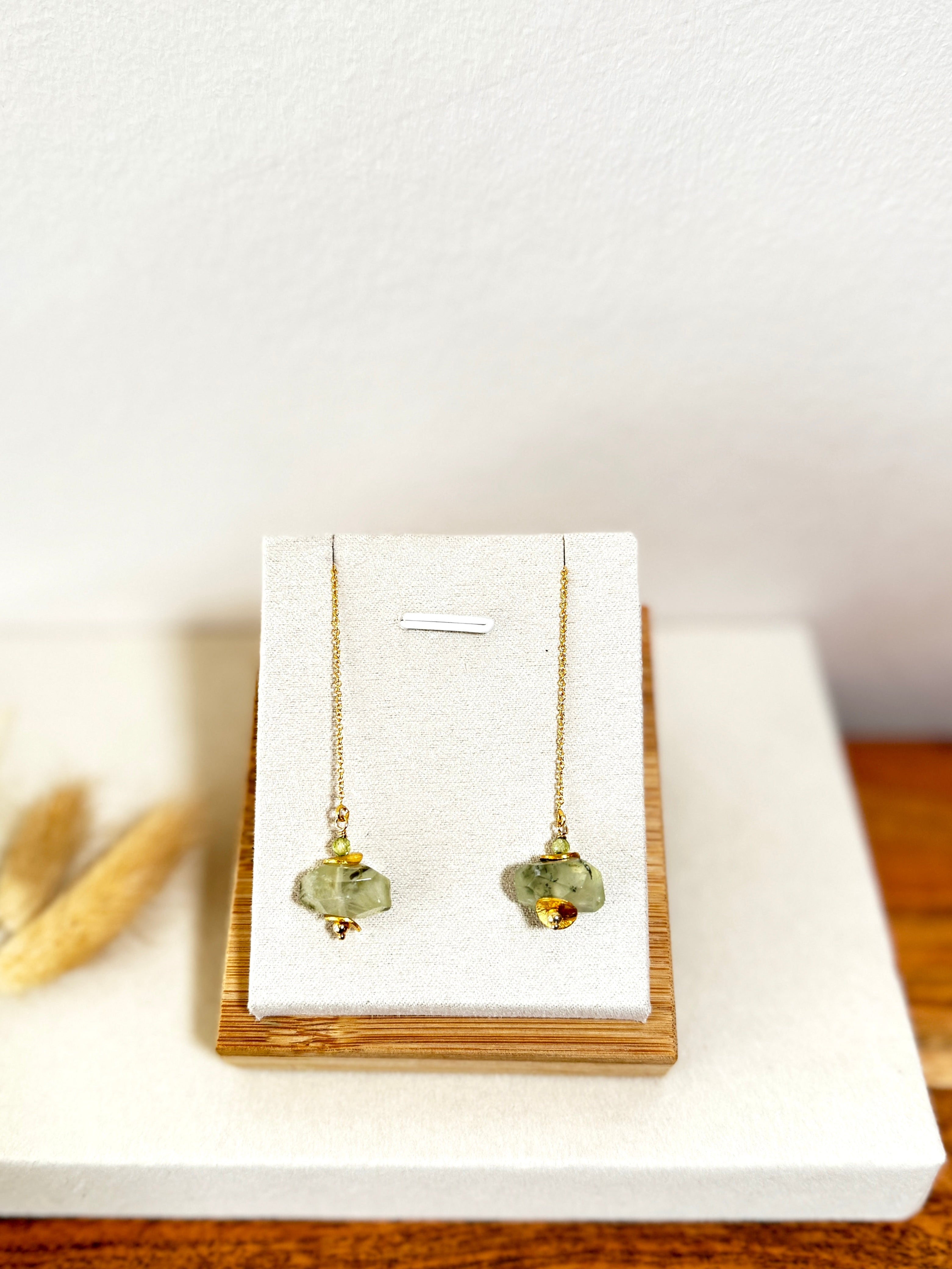 Boucles d'oreilles en préhnite avec péridot