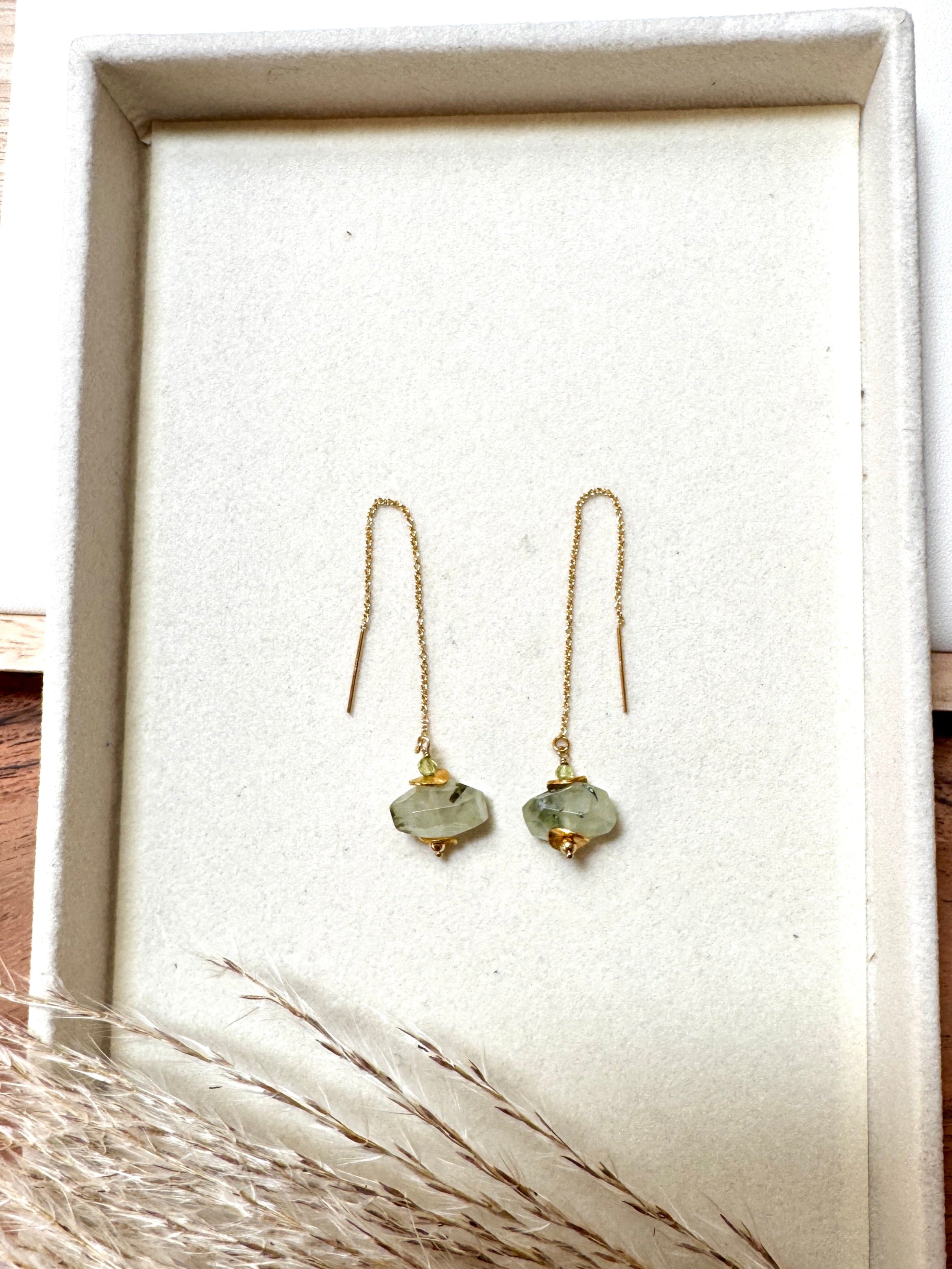Boucles d'oreilles en préhnite avec péridot