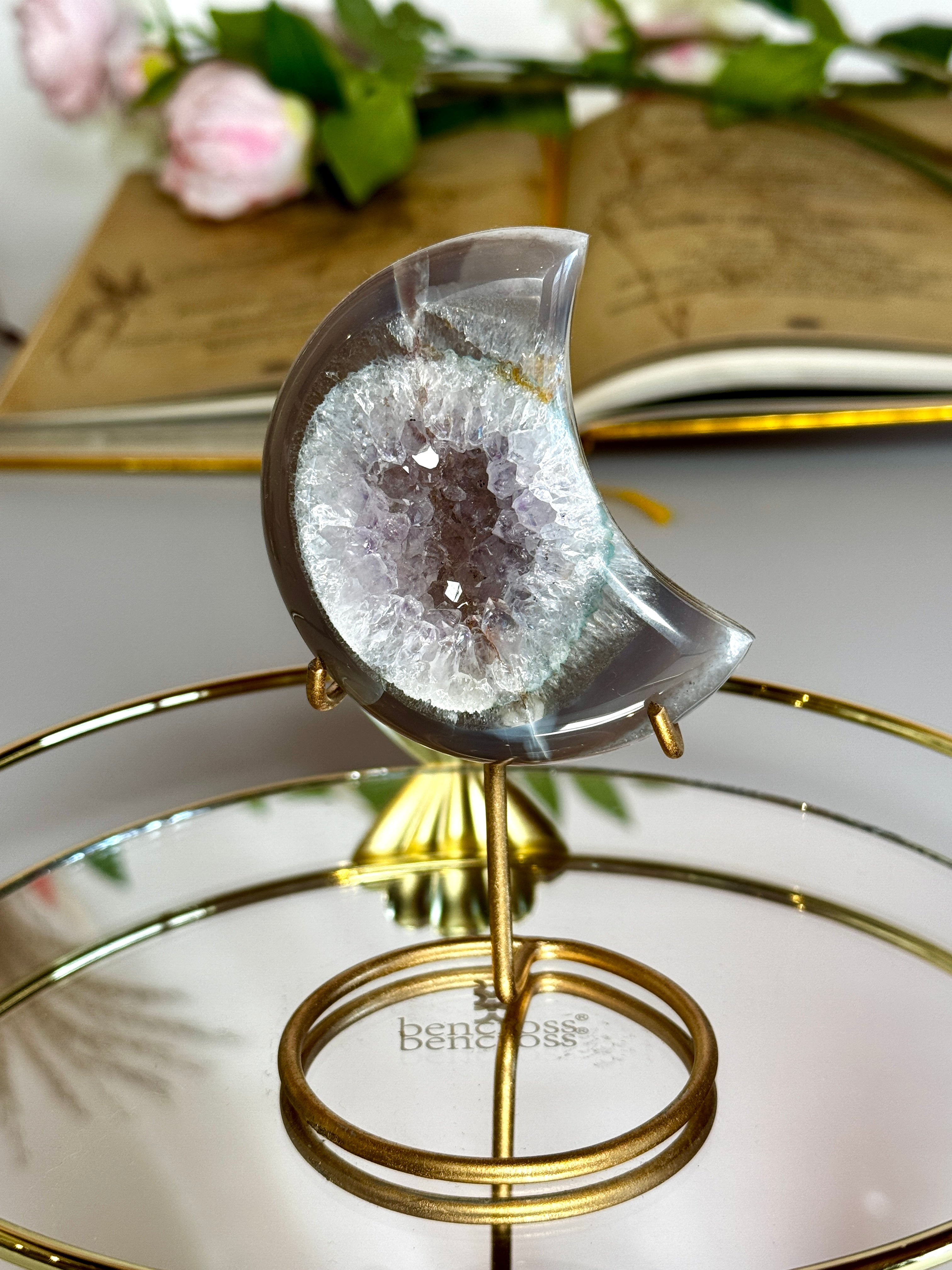 Lune en agate druzy aux reflets arc-en-ciel
